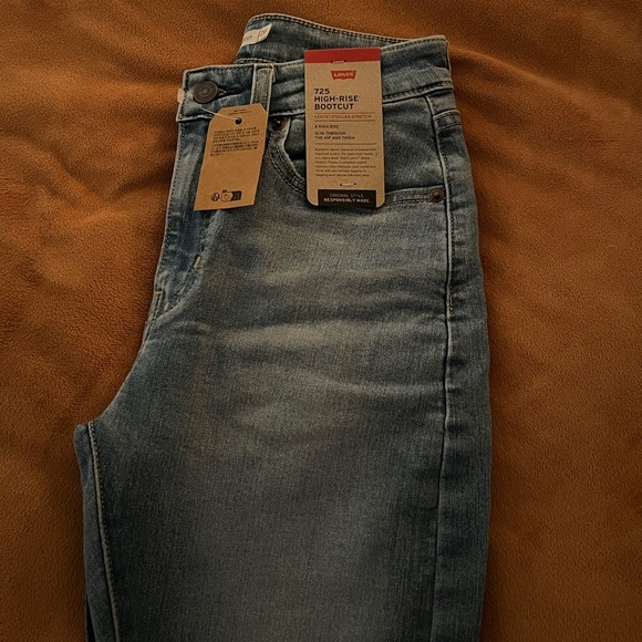 Levi’s Women’s 725 High Rise Bootcut Jeans - Picture 2 of 7